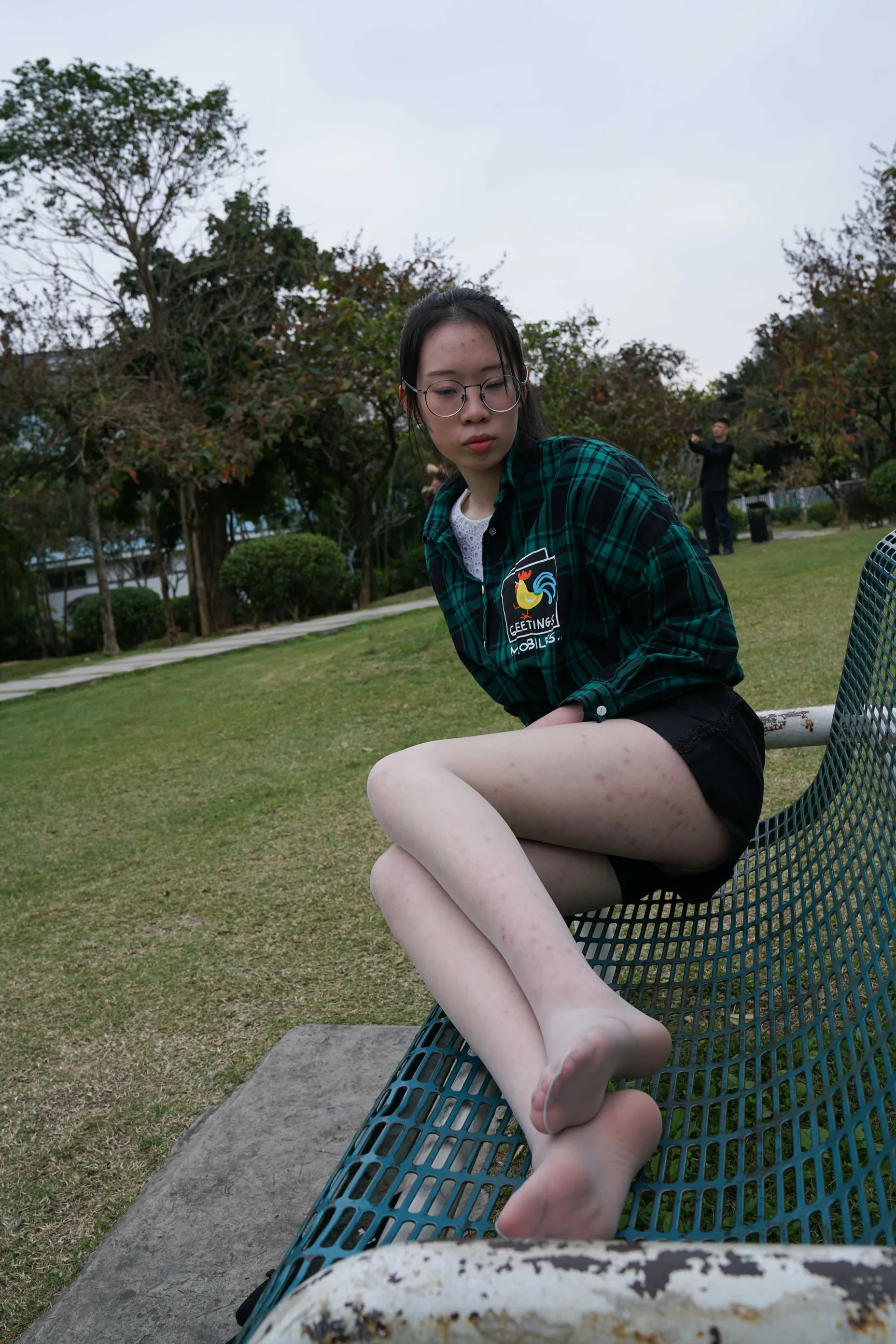 [Mzsock] NO.022 Xiao Zhang picks up a conversation with a high school student in the park and takes a direct photo of her silky feet street photography#[58P]-56